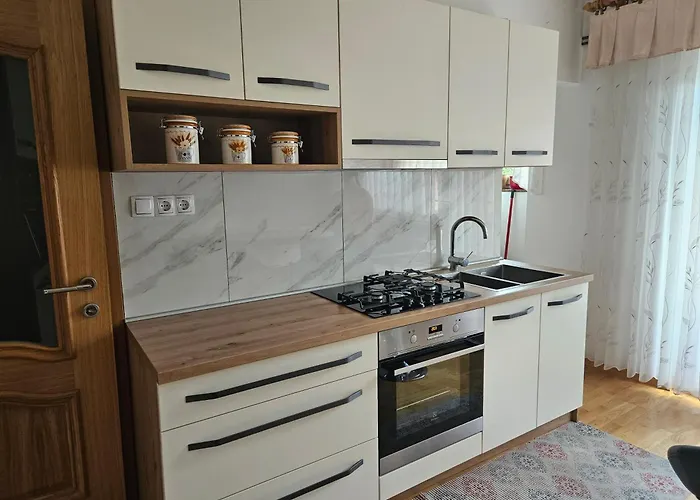 Apartma Cipresa شقة *